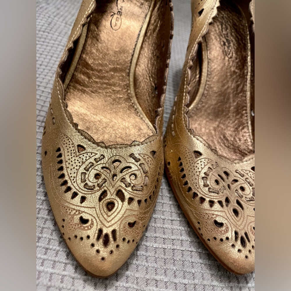 Luna Rosa 🌹 beautiful golden leather  with very comfortable heels 🙂🍂✨